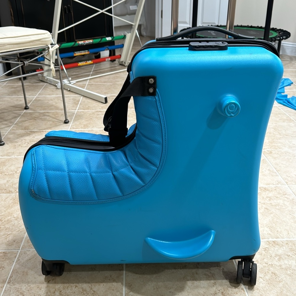 Kids ride on luggage